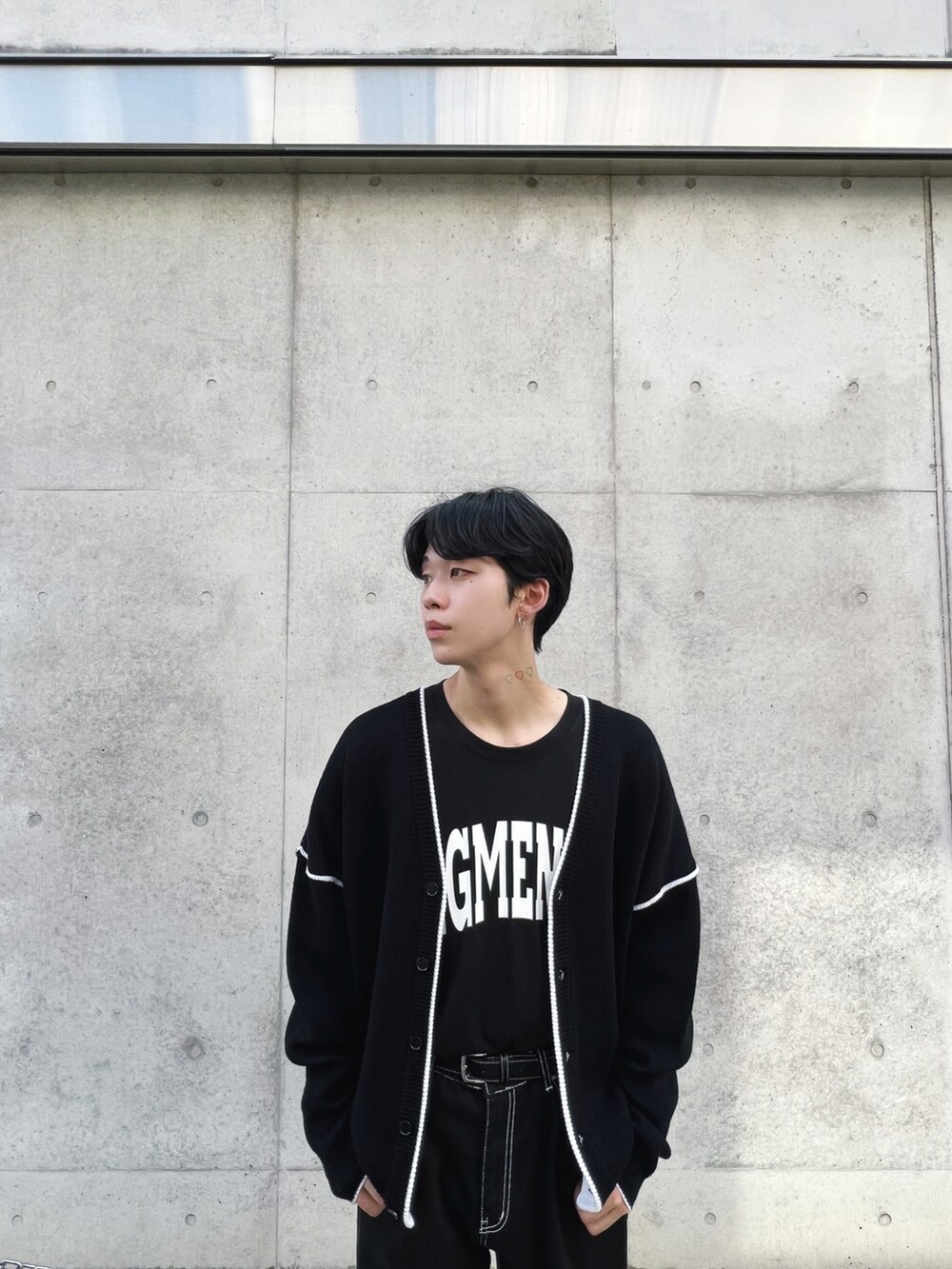 ブラック系のカーディガン/ボレロ、ブラック系のTシャツ/カットソー、ブラック系のデニムパンツを着用したメンズの秋コーディネートの2枚目の写真