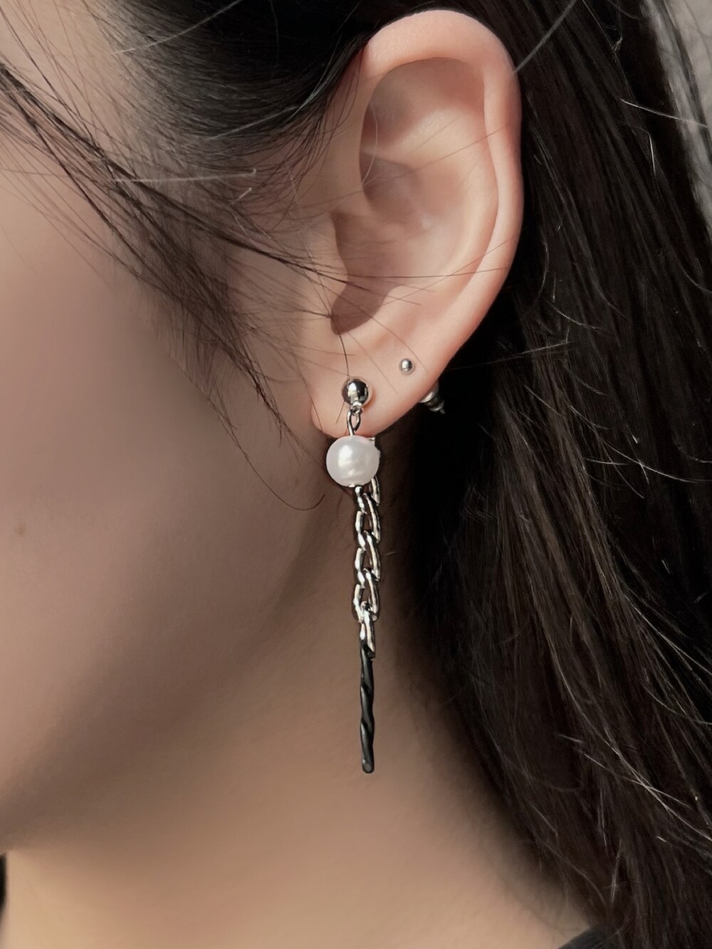 ブラック系のスカート、ブラック系のTシャツ/カットソー、ブラック系のサンダルを着用したレディースの夏コーディネートの5枚目の写真