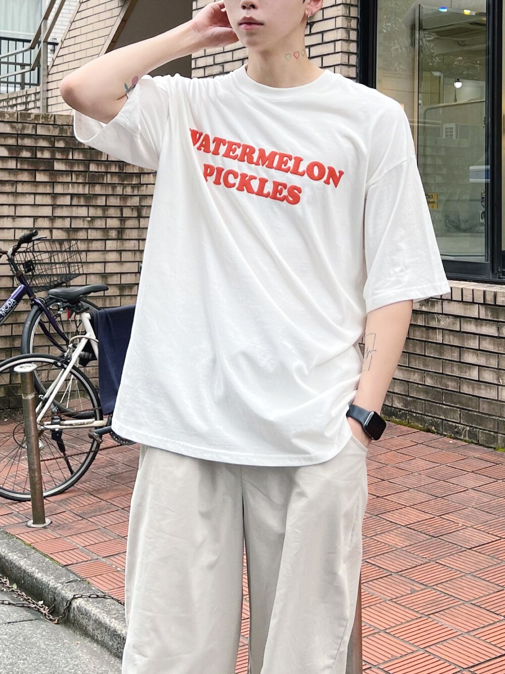ホワイト系のその他パンツ、ホワイト系のTシャツ/カットソー、シルバー系のその他を着用したメンズの秋コーディネートの2枚目の写真