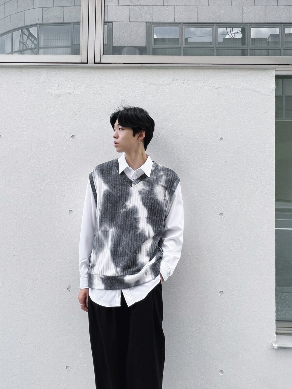 グレー系のベスト、ホワイト系のシャツ/ブラウス、ブラック系のその他パンツを着用したメンズの秋コーディネートの4枚目の写真