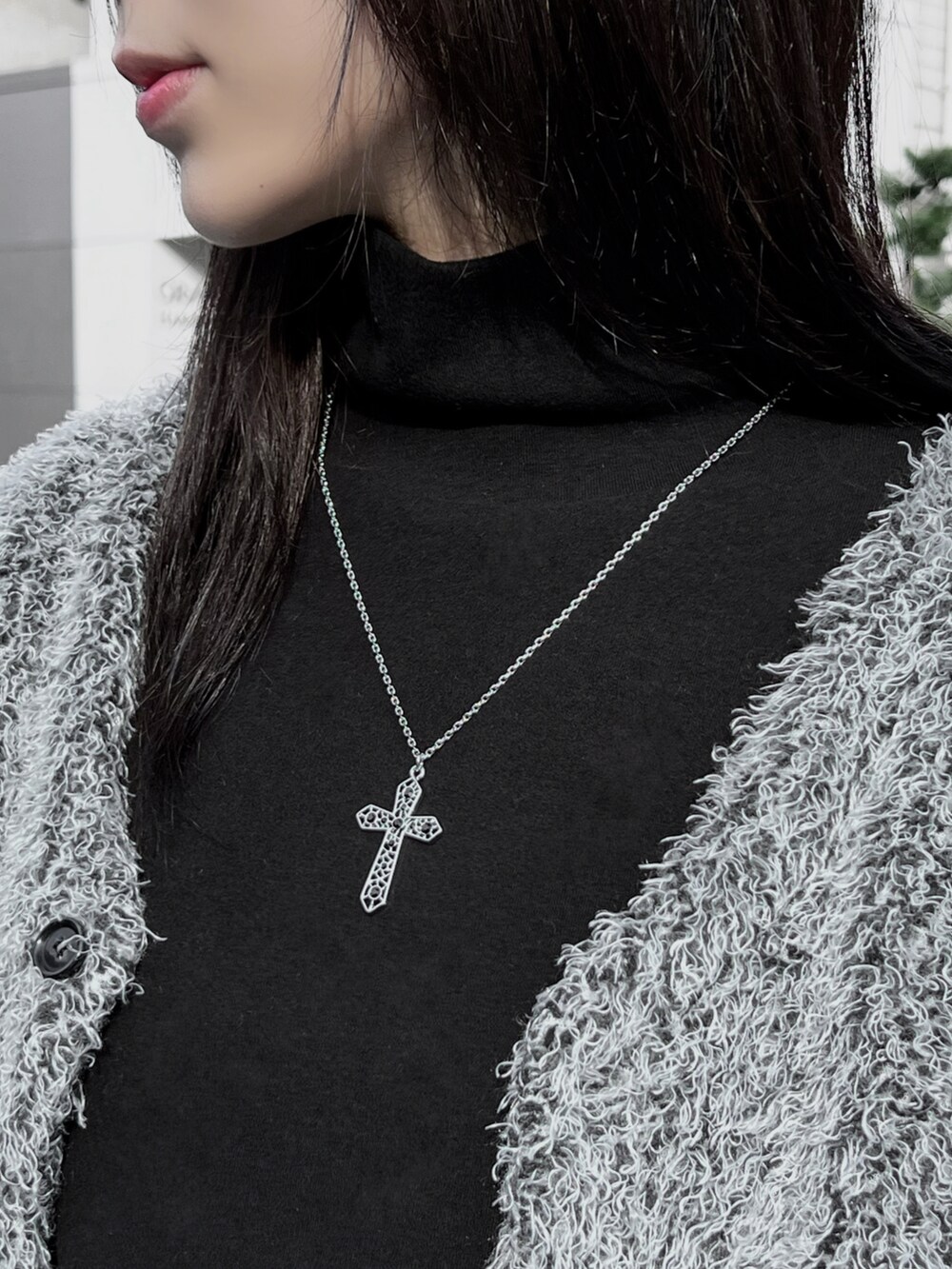 ブラック系のTシャツ/カットソー、ブラック系のスカート、グレー系のカーディガン/ボレロを着用したレディースの秋コーディネートの4枚目の写真