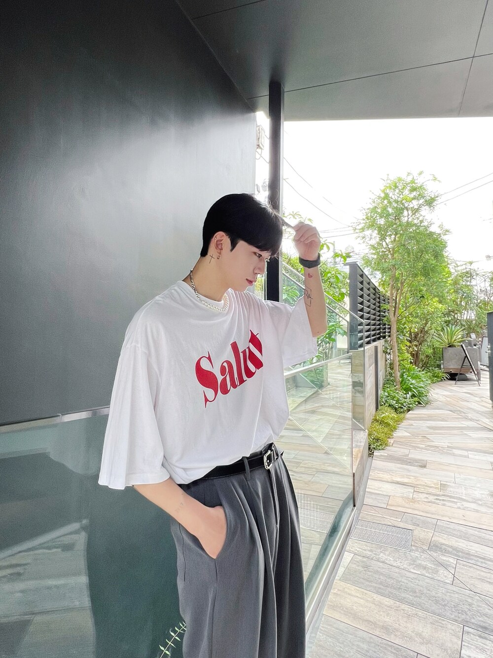 ホワイト系のTシャツ/カットソー、グレー系のその他パンツ、レッド系のカーディガン/ボレロを着用したメンズの秋コーディネートの3枚目の写真