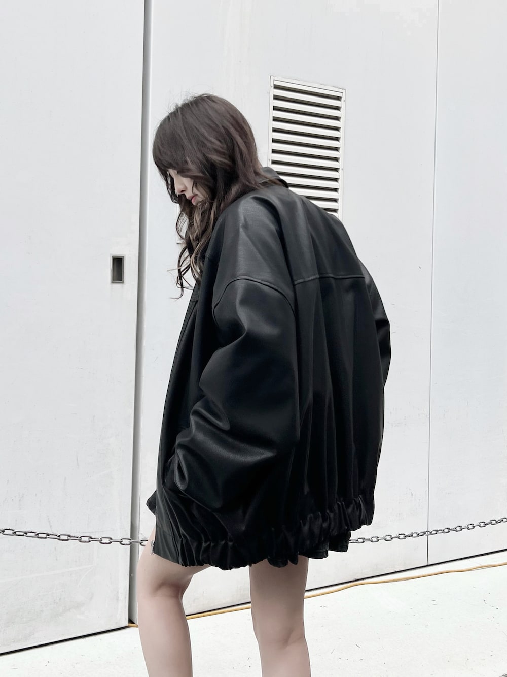 ブラック系のブーツ、ブラック系のスウェット、ブラック系のライダースジャケットを着用したレディースの冬コーディネートの3枚目の写真