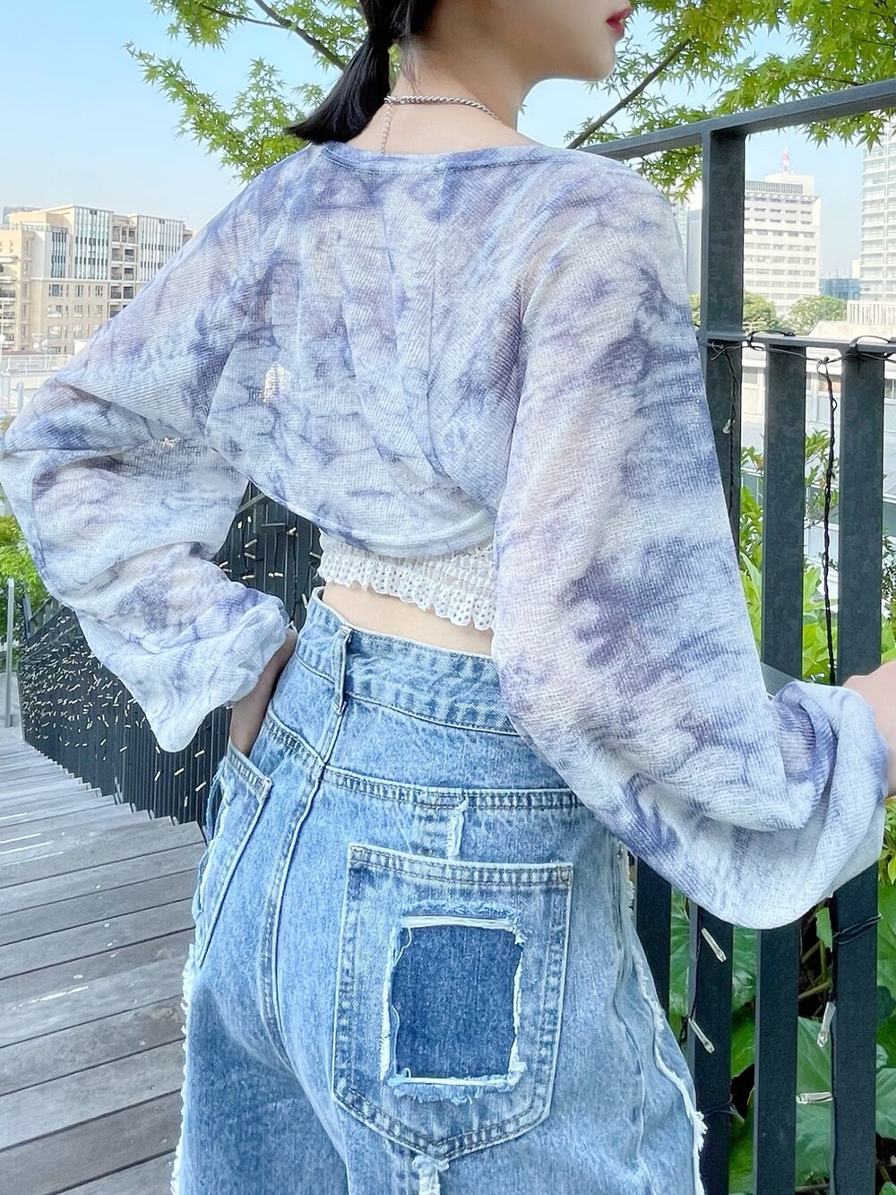 ホワイト系のキャミソール、その他のカーディガン/ボレロ、ブルー系のデニムパンツを着用したレディースの夏コーディネートの2枚目の写真