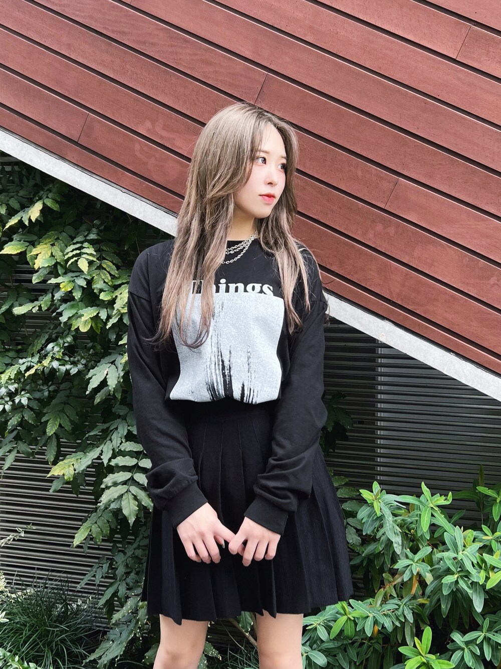 ブルー系のカバーオール、ブラック系のTシャツ/カットソー、ブラック系のスカートを着用したレディースの冬コーディネートの4枚目の写真