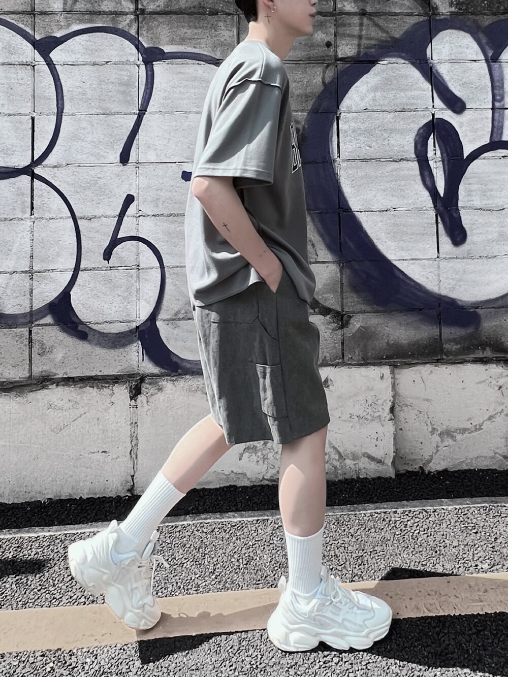 グレー系のTシャツ/カットソー、ブラック系のその他パンツを着用したメンズの夏コーディネートの4枚目の写真