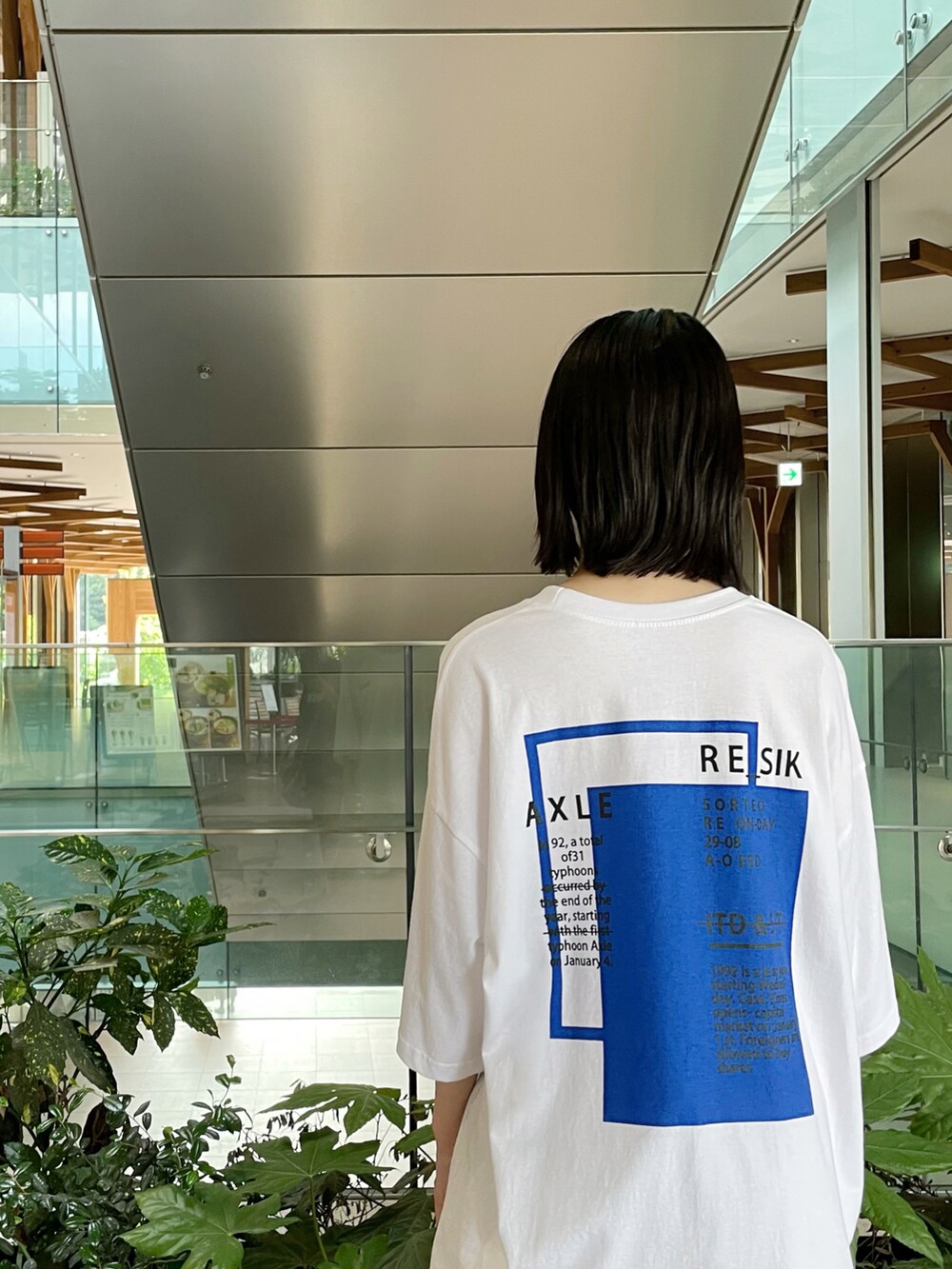 ブルー系のデニムパンツ、ホワイト系のスニーカー、ホワイト系のTシャツ/カットソーを着用したレディースの夏コーディネートの2枚目の写真