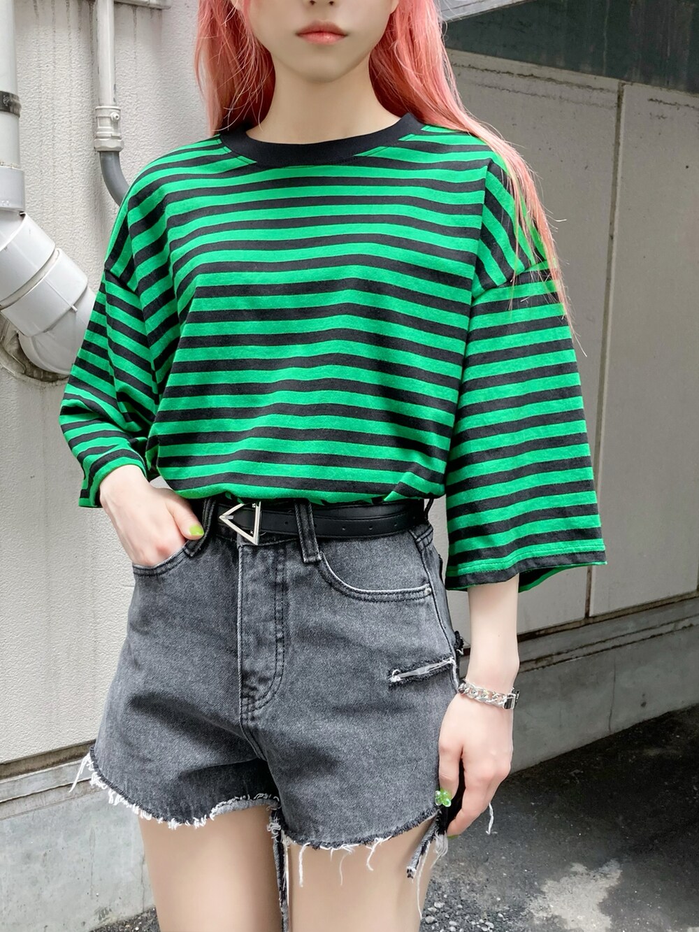 グリーン系のTシャツ/カットソー、ブラック系のデニムパンツ、ブラック系のその他シューズを着用したレディースの春コーディネートの3枚目の写真