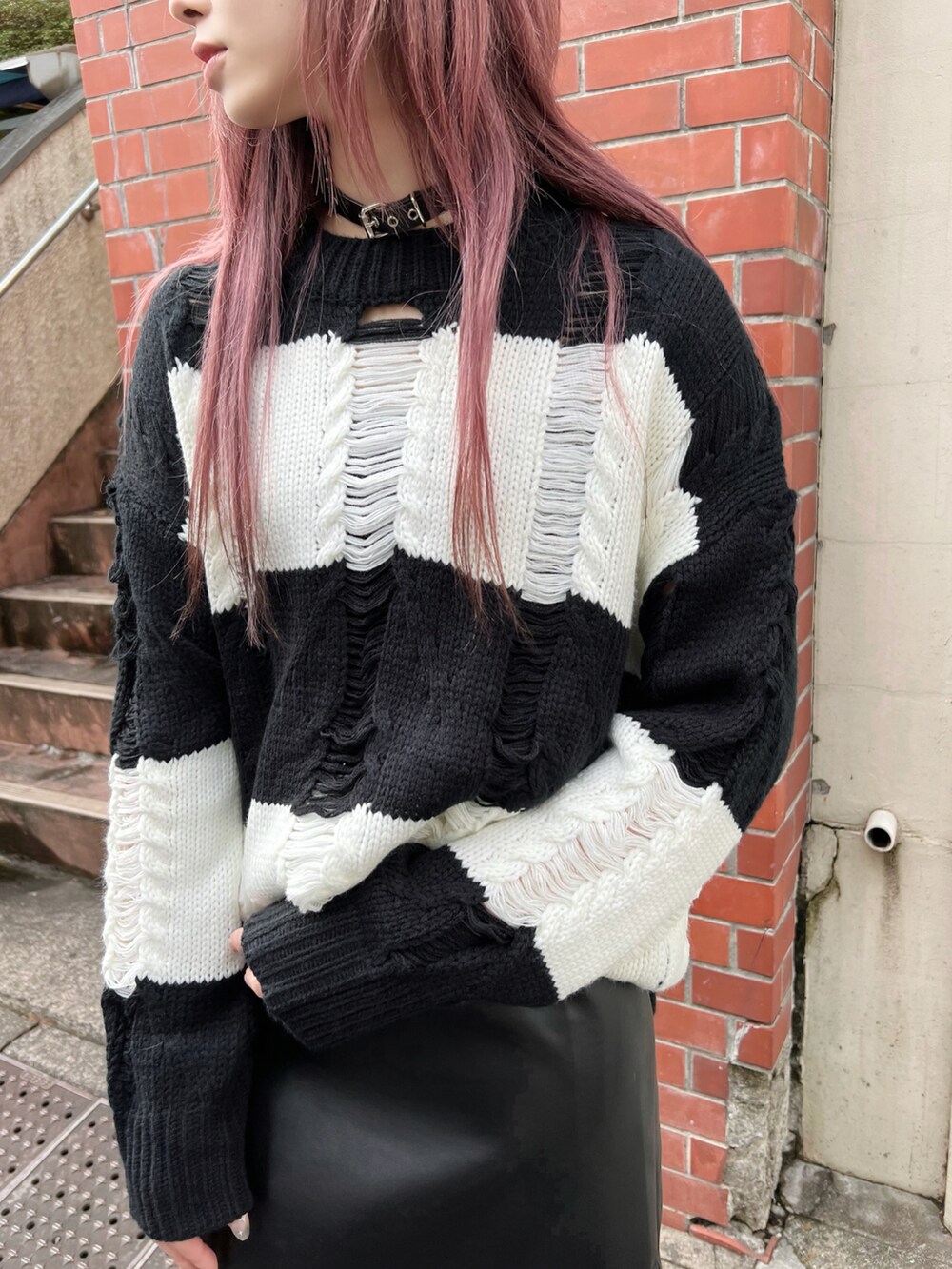 「冬のコーデ、ストリート、ストリートコーデ、ストリートファッション、モノトーン、モノトーンコーデ、お出かけコーデ、ボーダー、ボーダーニット、ニット、ダメージニット、レザー、レザースカート、フェイクレザー、ブーツ」|「Figmentsのコンバットブーツ(ブーツ、ブラック系)」を使った、Figments_officialさん(レディース・161cm)の冬コーディネートの3枚目の写真