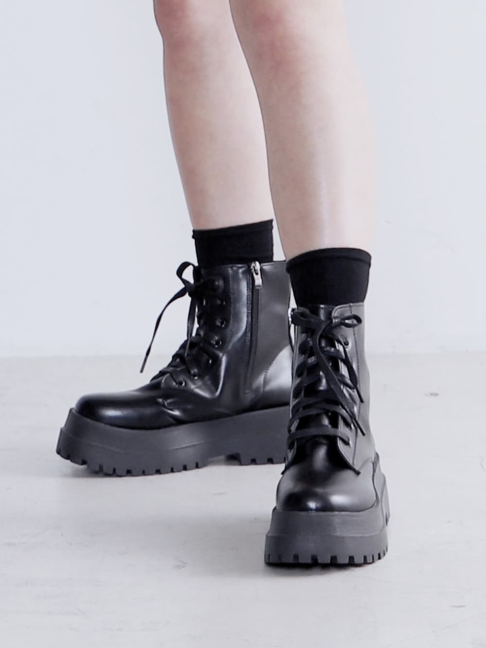 ブラック系のデニムパンツ、ブラック系のベスト、ブラック系のTシャツ/カットソーを着用したレディースの夏コーディネートの4枚目の写真