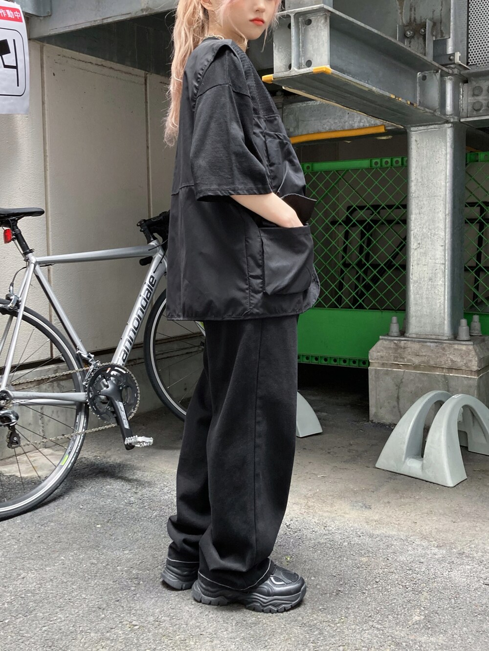 ブラック系のデニムパンツ、ブラック系のスニーカー、ブラック系のTシャツ/カットソーを着用したレディースの夏コーディネートの2枚目の写真