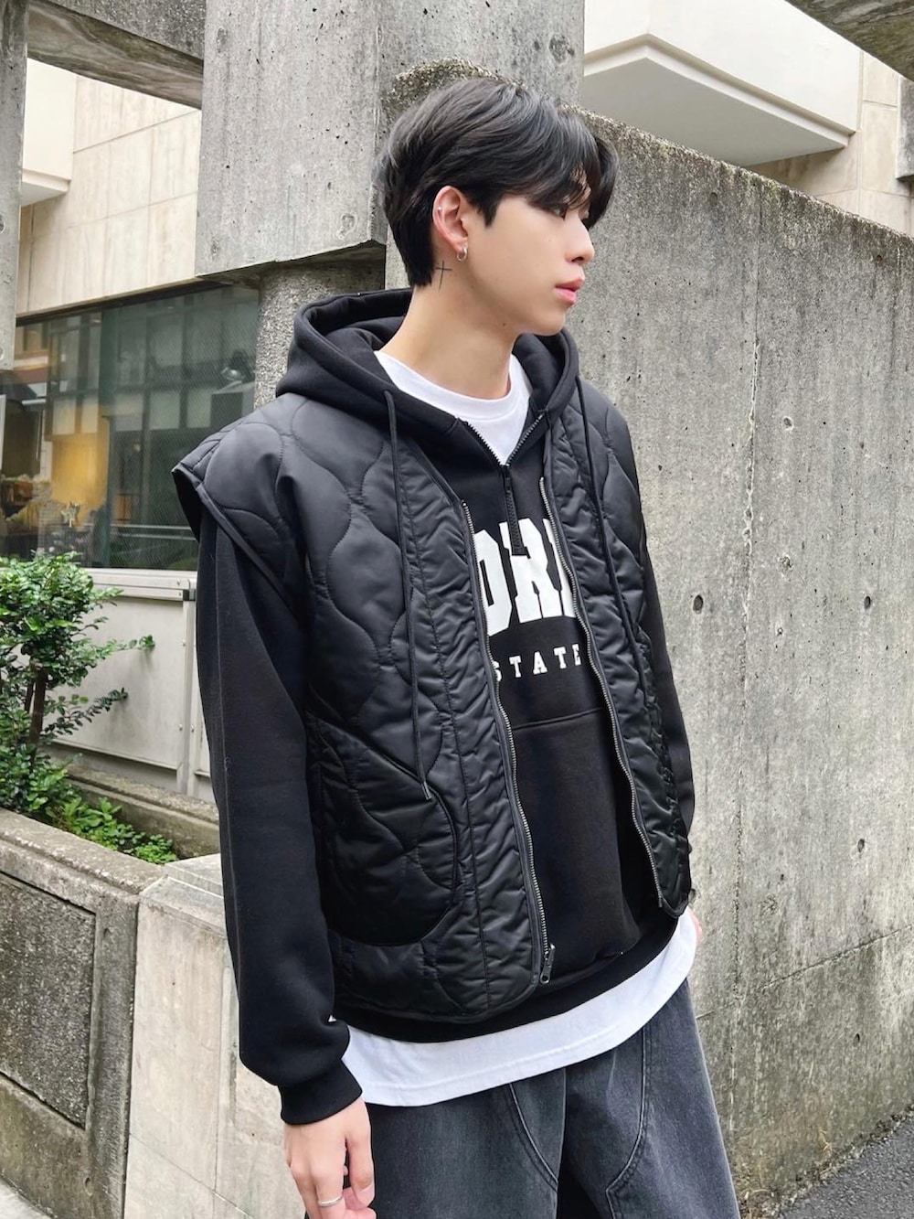 ブラック系のデニムパンツ、ブラック系のスニーカー、ブラック系のパーカーを着用したメンズの冬コーディネートの2枚目の写真