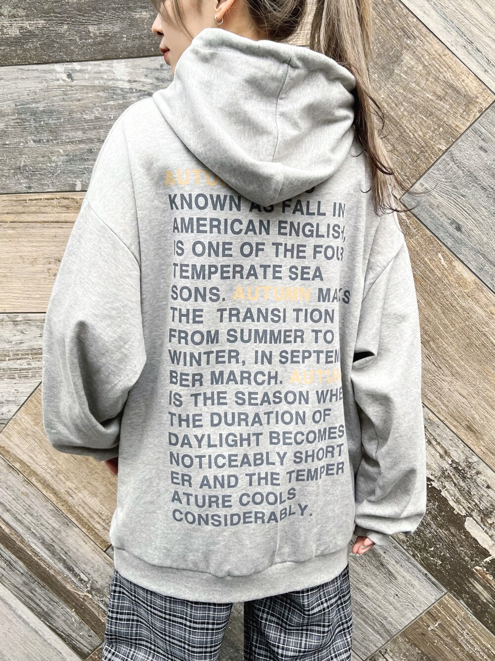 ブラック系のその他パンツ、グレー系のパーカー、ブラック系のスニーカーを着用したレディースの冬コーディネートの3枚目の写真