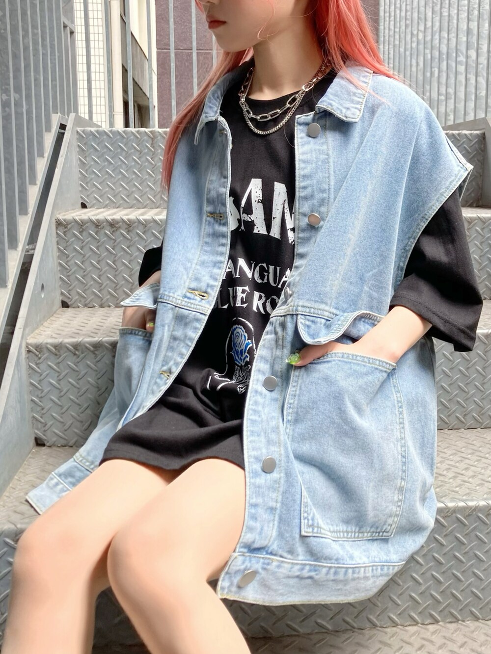 ブラック系のその他シューズ、ブルー系のベスト、ブラック系のTシャツ/カットソーを着用したレディースの夏コーディネートの3枚目の写真