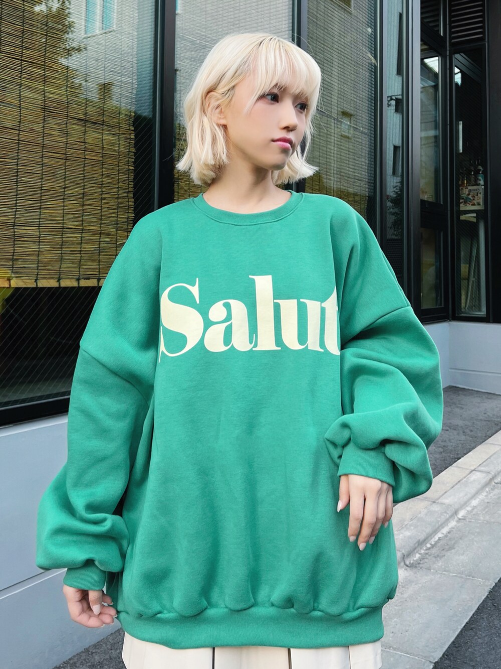 ホワイト系のダウンベスト、ホワイト系のスカート、ホワイト系のスニーカーを着用したレディースの冬コーディネートの5枚目の写真