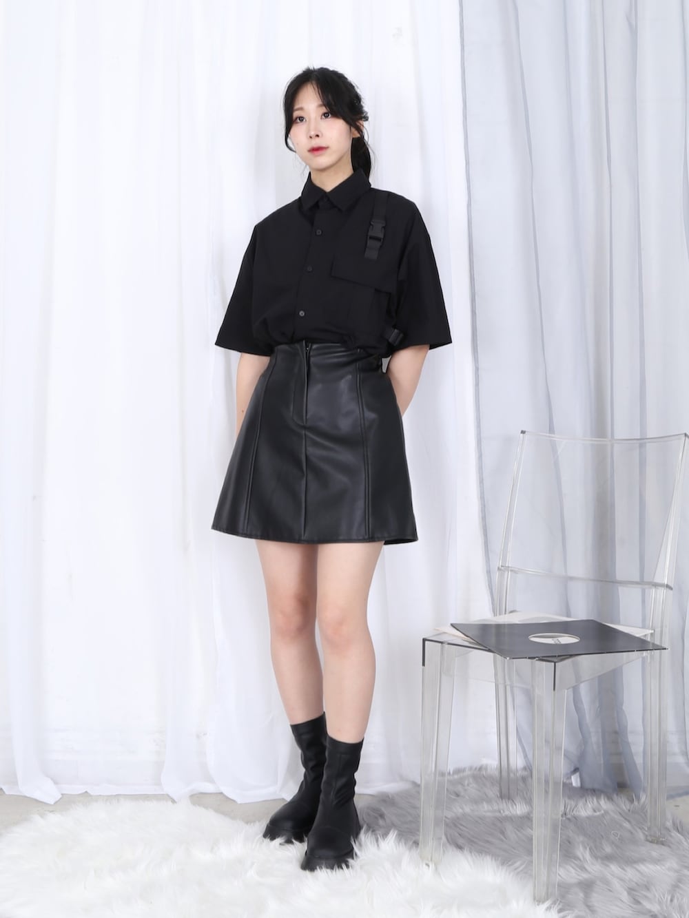 ブラック系のシャツ/ブラウス、ブラック系のスカート、ブラック系のブーツを着用したレディースの秋コーディネートの2枚目の写真