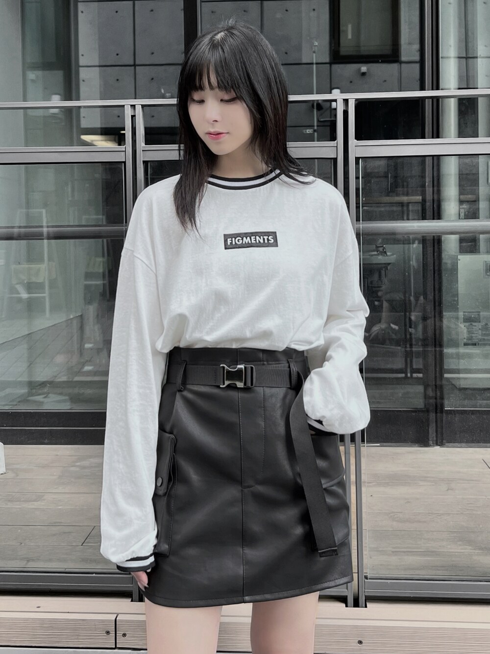 ホワイト系のTシャツ/カットソー、ブラック系のブルゾン、ブラック系のスカートを着用したレディースの秋コーディネートの5枚目の写真