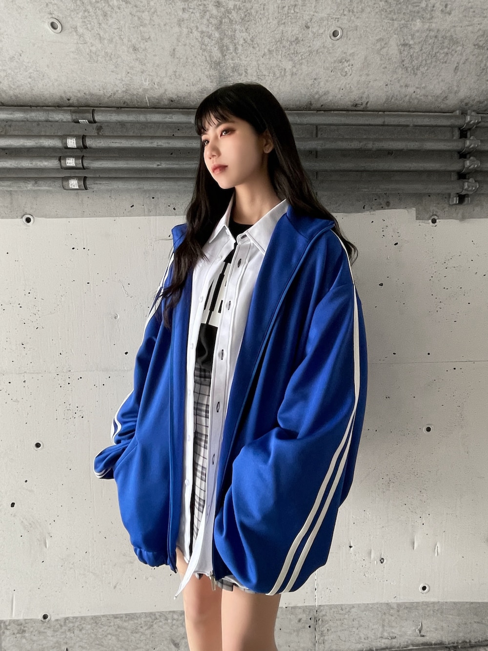 ブラック系のローファー、ホワイト系のシャツ/ブラウス、その他のスカートを着用したレディースの冬コーディネートの2枚目の写真