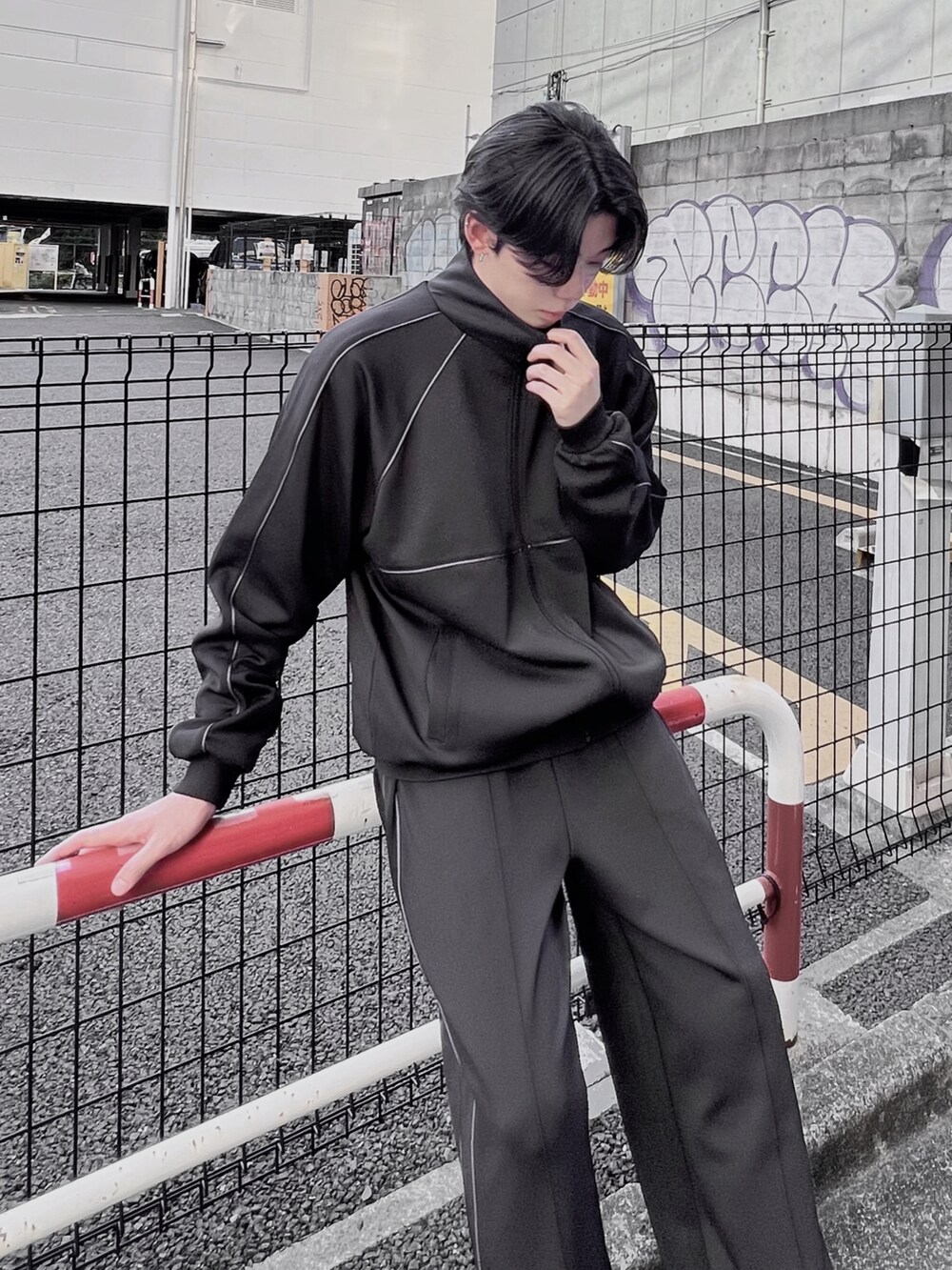 ブラック系のスニーカー、ブラック系のジャージ、ブラック系のその他パンツを着用したメンズの秋コーディネートの3枚目の写真