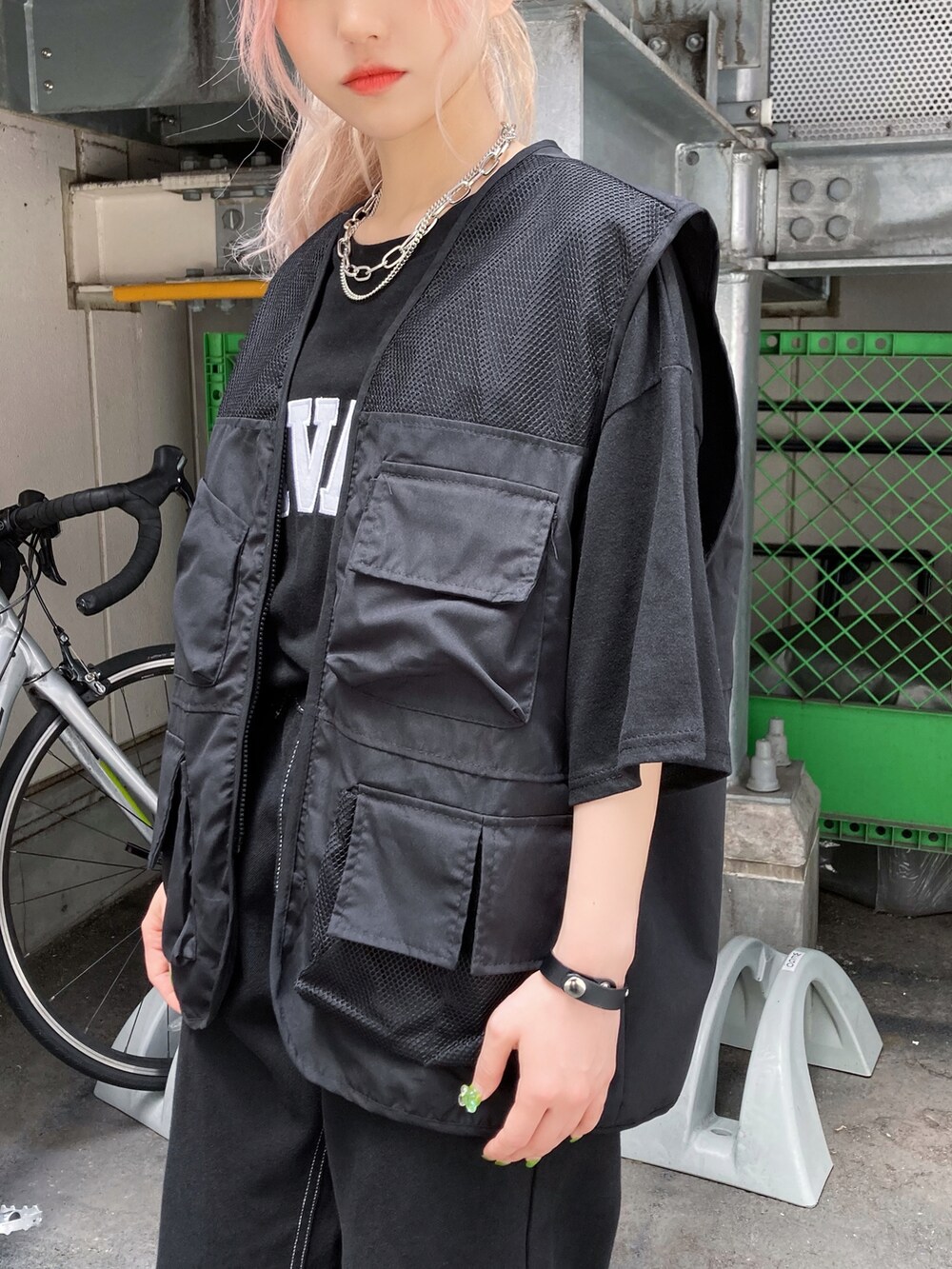 ブラック系のデニムパンツ、ブラック系のスニーカー、ブラック系のTシャツ/カットソーを着用したレディースの夏コーディネートの3枚目の写真