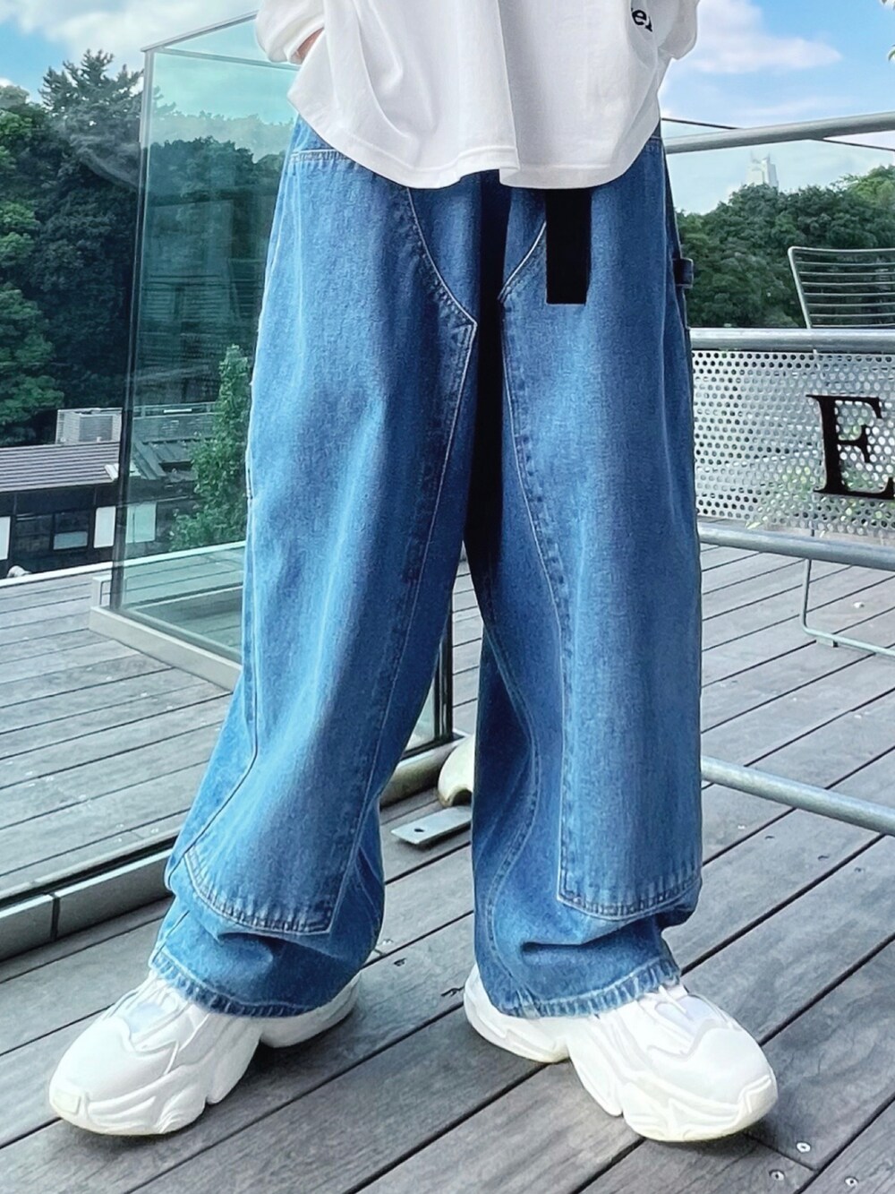 ブルー系のデニムパンツ、ホワイト系のスニーカー、ブルー系のシャツ/ブラウスを着用したメンズの冬コーディネートの4枚目の写真