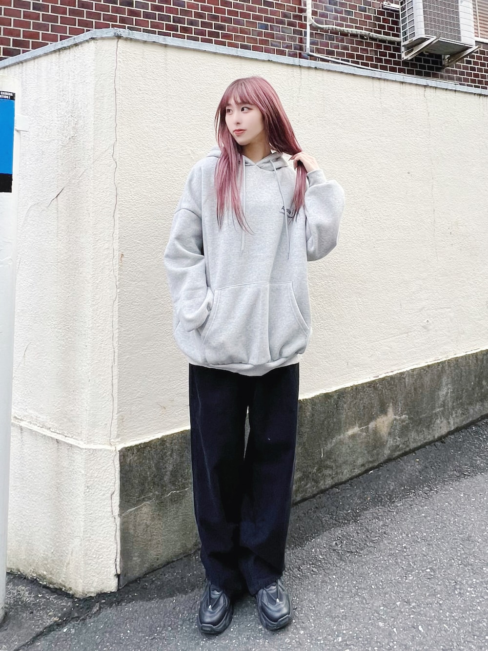 ブラック系のデニムパンツ、グレー系のパーカー、シルバー系のその他を着用したレディースの冬コーディネートの2枚目の写真