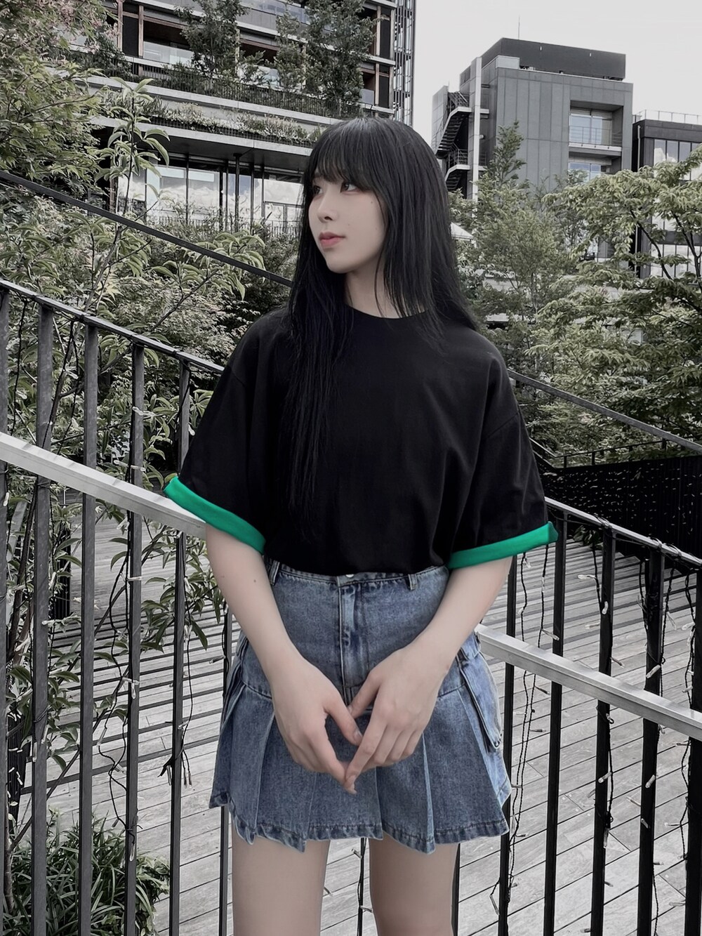 グリーン系のTシャツ/カットソー、ブルー系のデニムスカートを着用したレディースの夏コーディネートの3枚目の写真