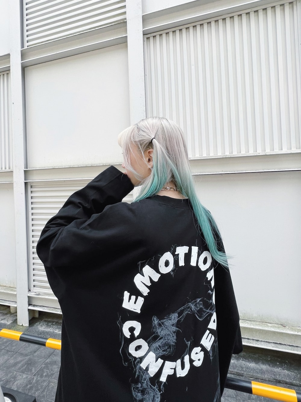 ブラック系のTシャツ/カットソー、ブラック系のブーツ、シルバー系のその他を着用したレディースの秋コーディネートの2枚目の写真