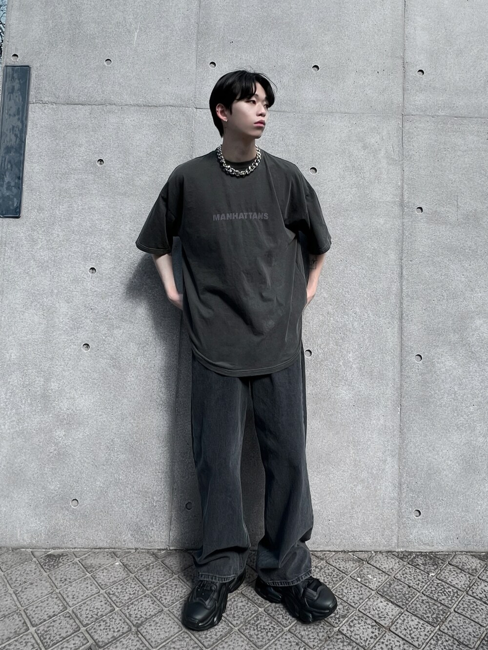 ブラック系のデニムパンツ、ブラック系のブルゾン、グレー系のTシャツ/カットソーを着用したメンズの春コーディネートの5枚目の写真