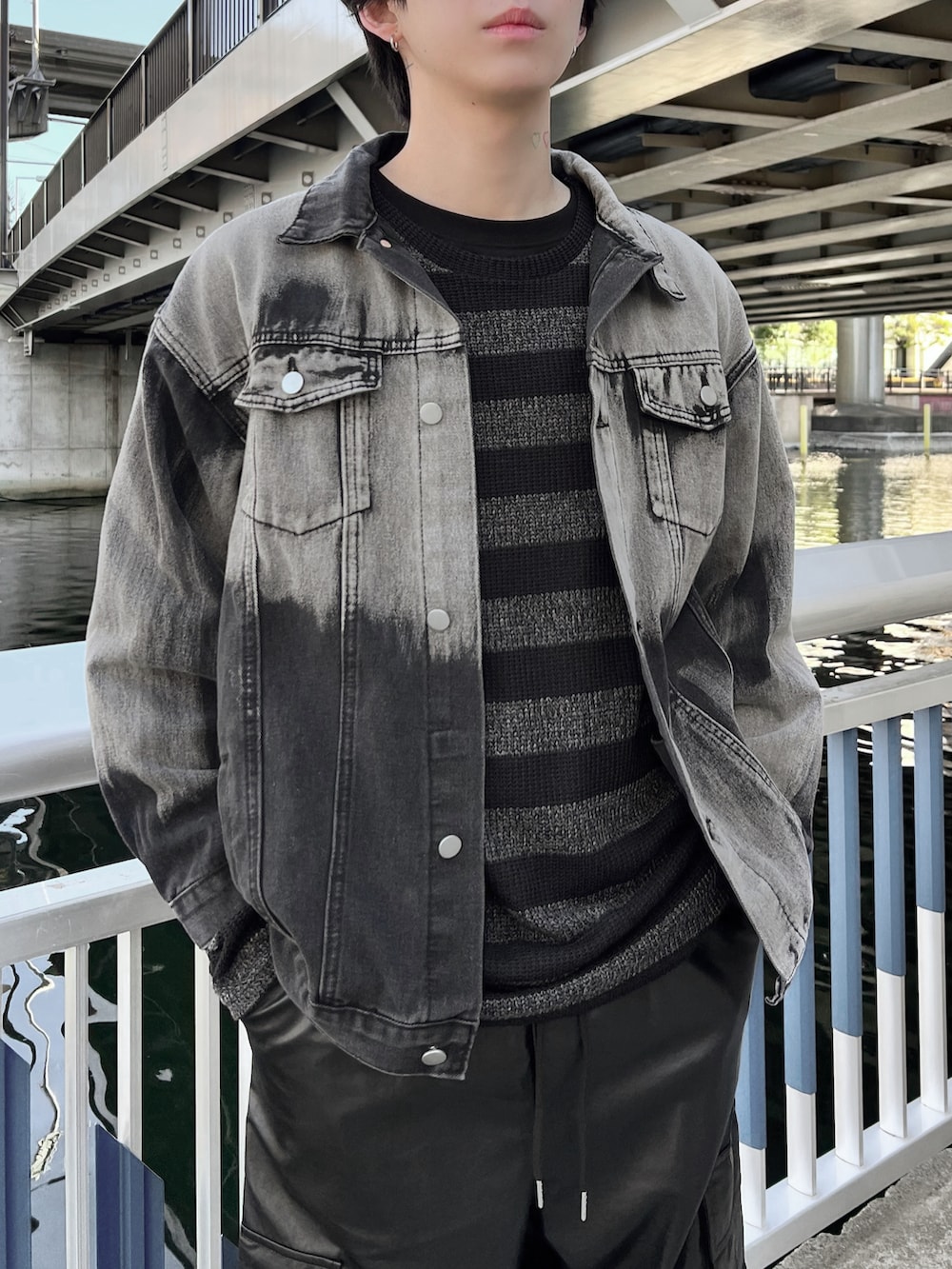 ブラック系のその他パンツ、グレー系のニット/セーター、ブラック系のデニムジャケットを着用したメンズの冬コーディネートの4枚目の写真