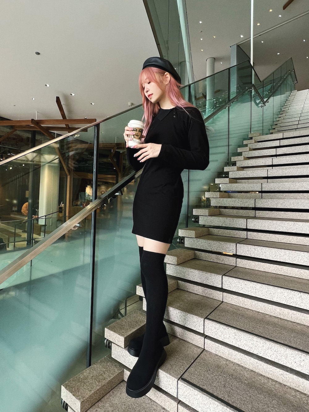 ブラック系のブーツ、ブラック系のワンピース、ブラック系のハンチング/ベレー帽を着用したレディースの秋コーディネートの3枚目の写真