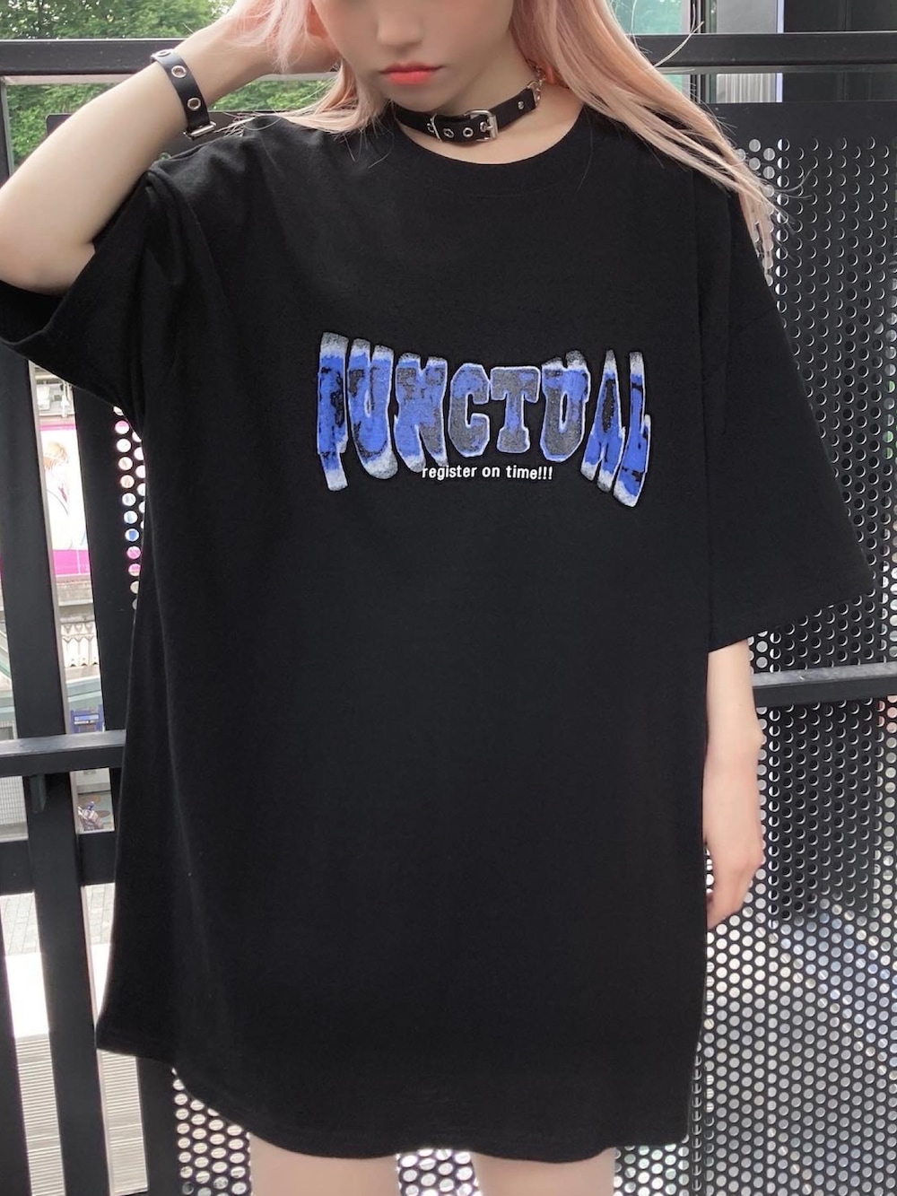 ブラック系のブーツ、ブラック系のショルダーバッグ、ブラック系のTシャツ/カットソーを着用したレディースの夏コーディネートの2枚目の写真