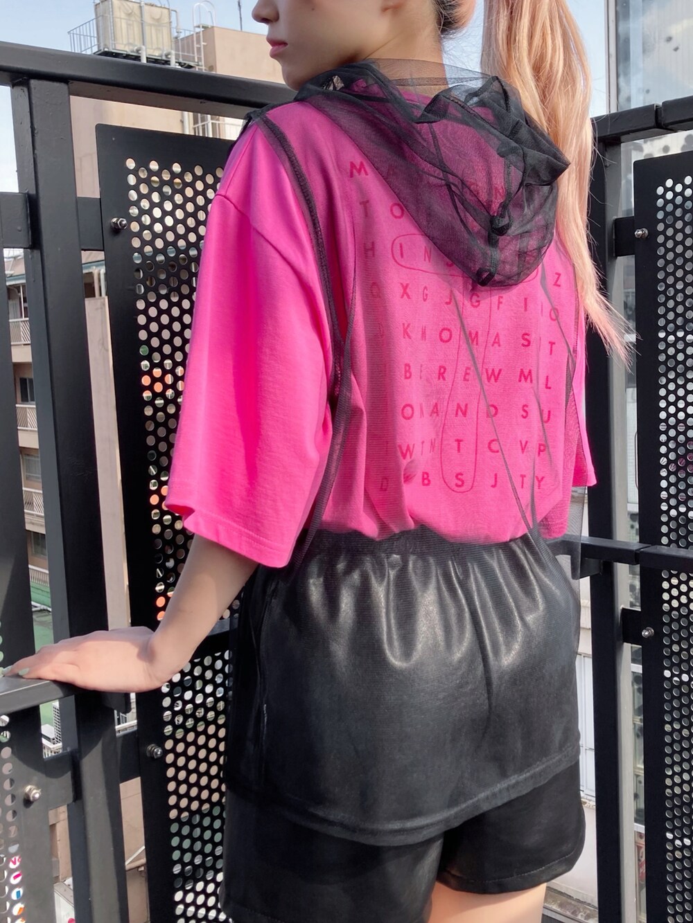 ブラック系のTシャツ/カットソー、ブラック系のその他パンツ、ブラック系のスニーカーを着用したレディースの夏コーディネートの3枚目の写真