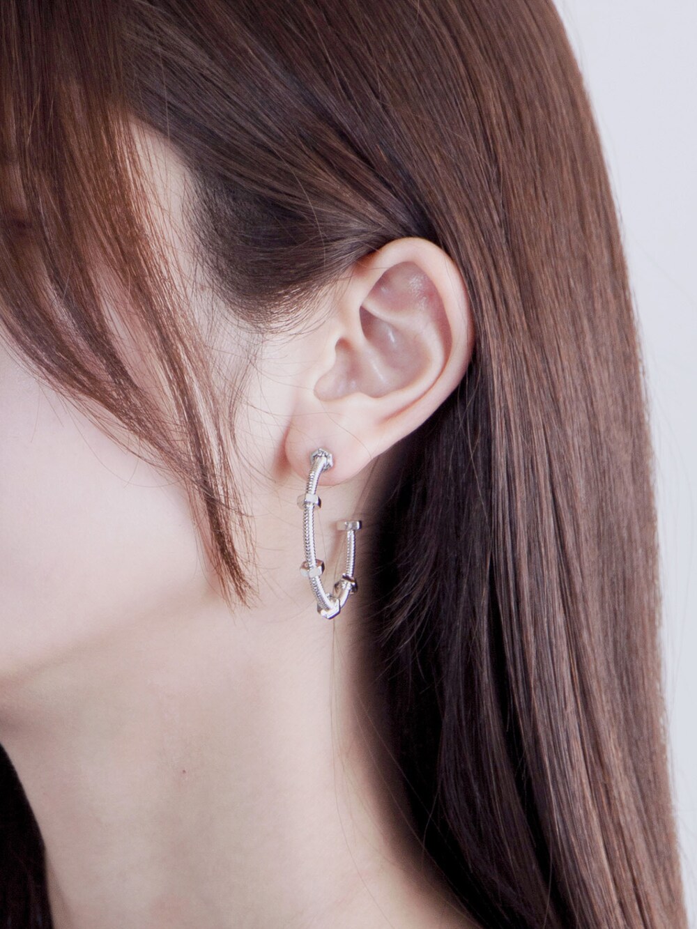 ブラック系のTシャツ/カットソー、ブラック系のスカート、ブラック系のショルダーバッグを着用したレディースの春コーディネートの4枚目の写真