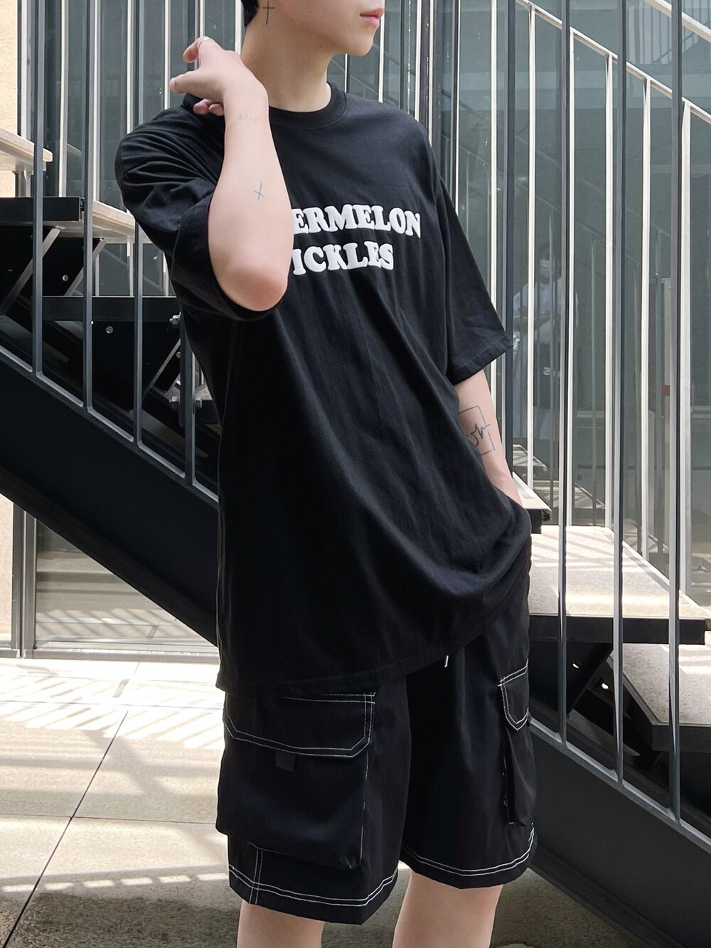 ブラック系のTシャツ/カットソー、ブラック系のその他パンツ、シルバー系のその他を着用したメンズの秋コーディネートの2枚目の写真