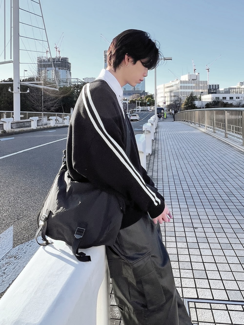 ブラック系のショルダーバッグ、ホワイト系のシャツ/ブラウス、ブラック系のその他パンツを着用したレディースの冬コーディネートの2枚目の写真