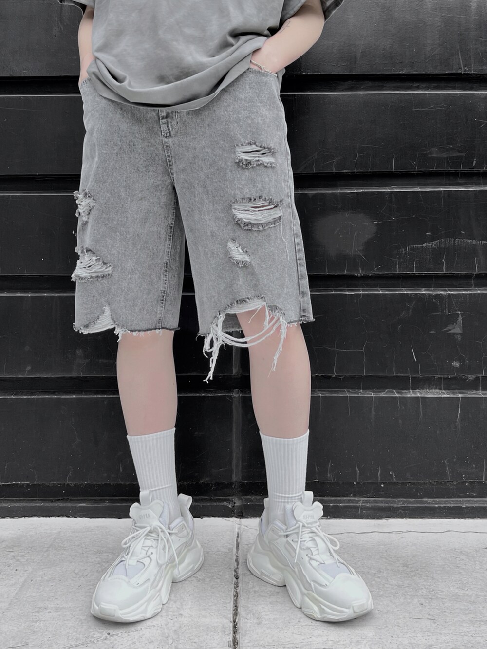 ブラック系のTシャツ/カットソーを着用したメンズの夏コーディネートの4枚目の写真