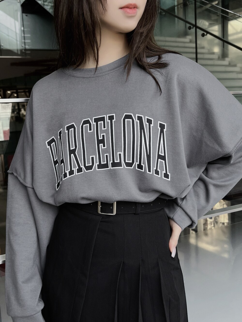 ブラック系のブーツ、ブラック系のスカート、グレー系のTシャツ/カットソーを着用したレディースの春コーディネートの3枚目の写真