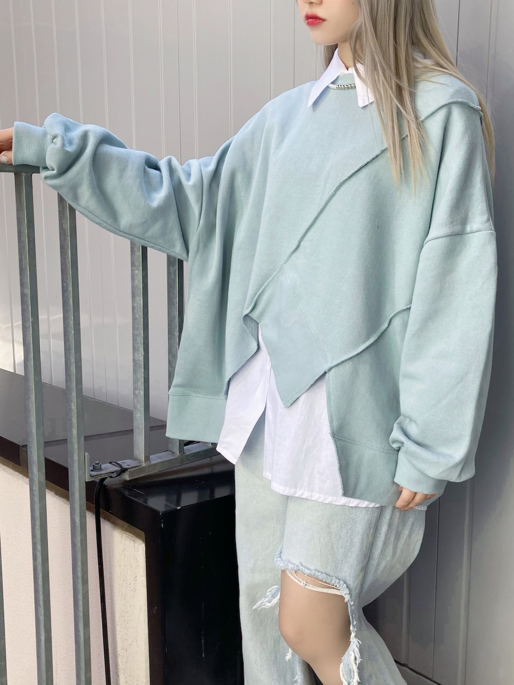 ホワイト系のスニーカー、ホワイト系のシャツ/ブラウス、ブルー系のスウェットを着用したレディースの冬コーディネートの2枚目の写真