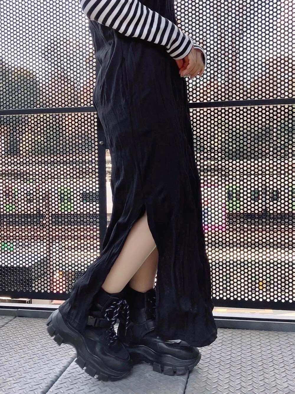 ブラック系のその他シューズ、ブラック系のワンピース、ホワイト系のTシャツ/カットソーを着用したレディースの春コーディネートの2枚目の写真