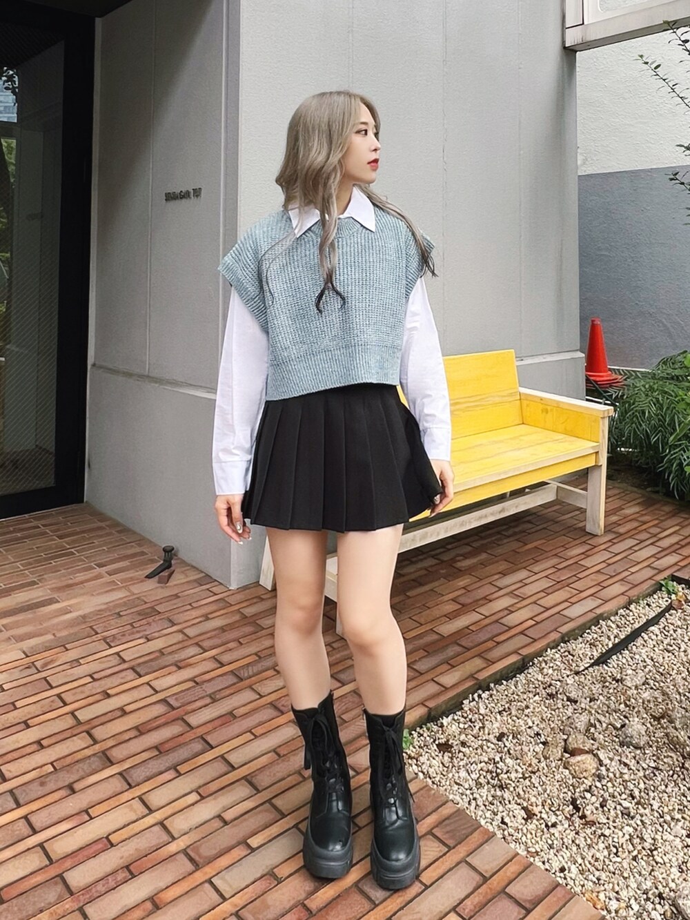 ブラック系のテーラードジャケット、ブルー系のベスト、ホワイト系のシャツ/ブラウスを着用したレディースの冬コーディネートの3枚目の写真