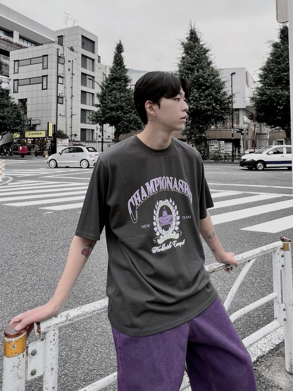 パープル系のデニムパンツ、ブラック系のTシャツ/カットソー、パープル系のシャツ/ブラウスを着用したメンズの夏コーディネートの4枚目の写真