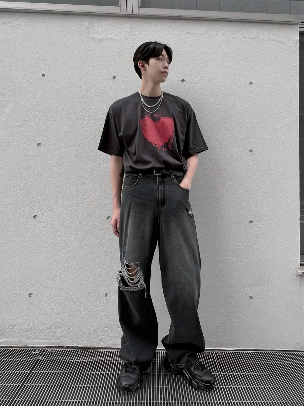 ブラック系のTシャツ/カットソー、ブラック系のデニムパンツ、シルバー系のネックレスを着用したメンズの夏コーディネートの3枚目の写真
