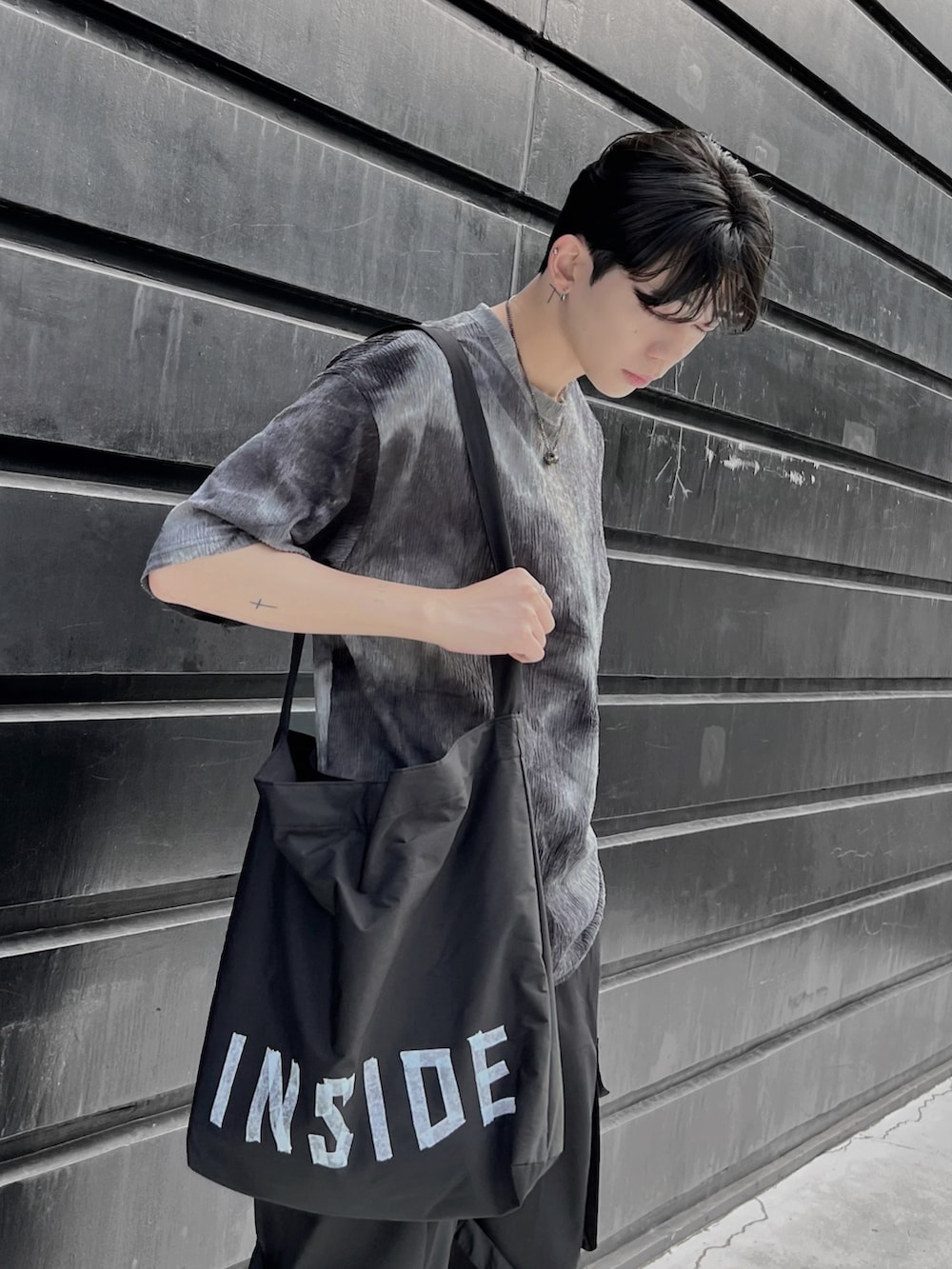 その他のTシャツ/カットソー、ブラック系のカーゴパンツ、ブラック系のショルダーバッグを着用したメンズの夏コーディネートの2枚目の写真