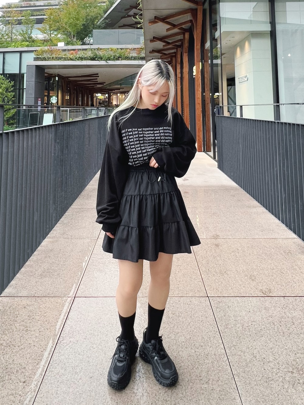 ブラック系のTシャツ/カットソー、ブラック系のパーカー、ブラック系のスカートを着用したレディースの冬コーディネートの4枚目の写真