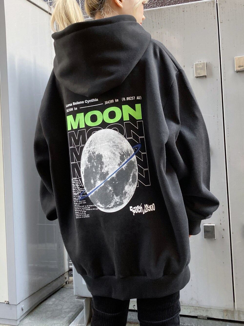 ブラック系のパーカー、ブラック系のその他パンツ、ブラック系のスニーカーを着用したレディースの冬コーディネートの2枚目の写真