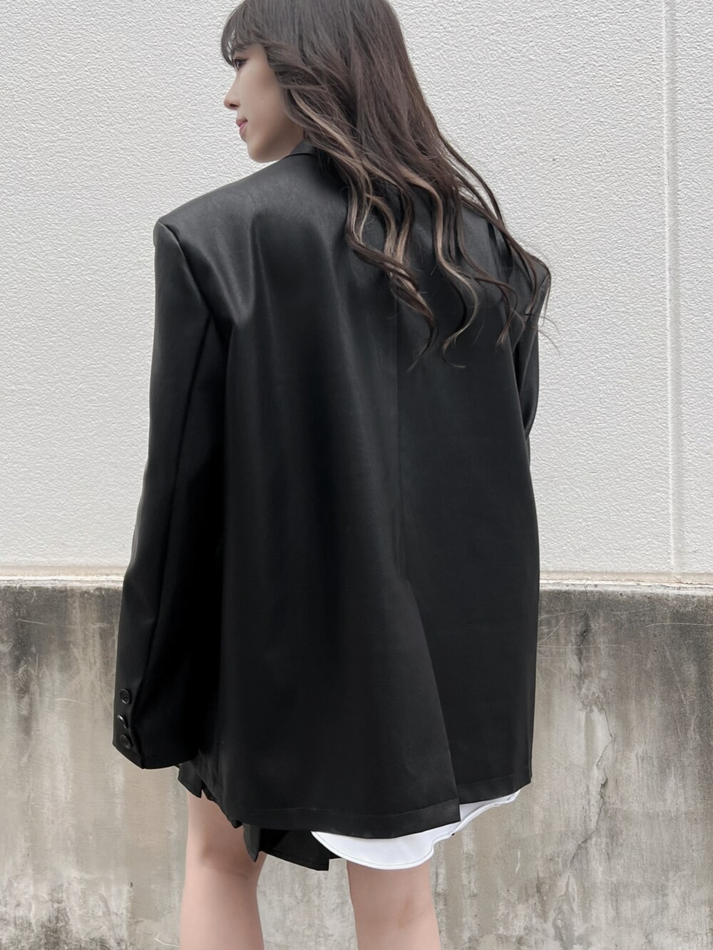 ホワイト系のシャツ/ブラウス、ブラック系のスカート、ブラック系のブーツを着用したレディースの春コーディネートの4枚目の写真