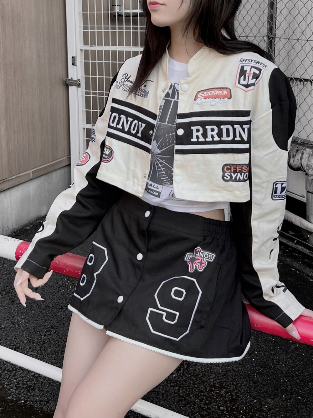 ホワイト系のTシャツ/カットソー、ブラック系のブーツ、ブラック系のブルゾンを着用したレディースの秋コーディネートの2枚目の写真