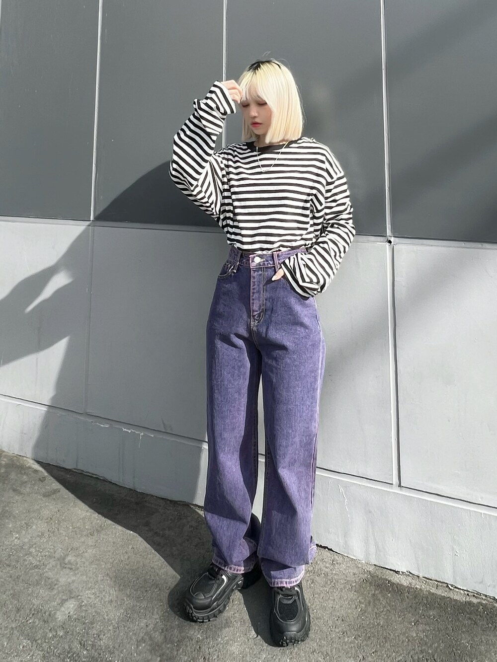 ホワイト系のTシャツ/カットソー、ブラック系のダウンベスト、ブラック系のスニーカーを着用したレディースの冬コーディネートの3枚目の写真