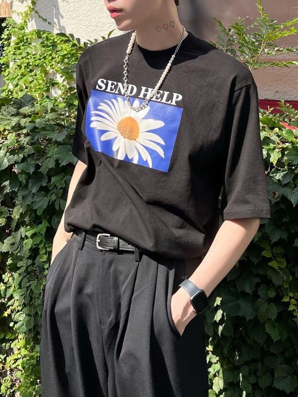 ブラック系のTシャツ/カットソー、パープル系のカーディガン/ボレロ、ブラック系のその他パンツを着用したメンズの秋コーディネートの3枚目の写真